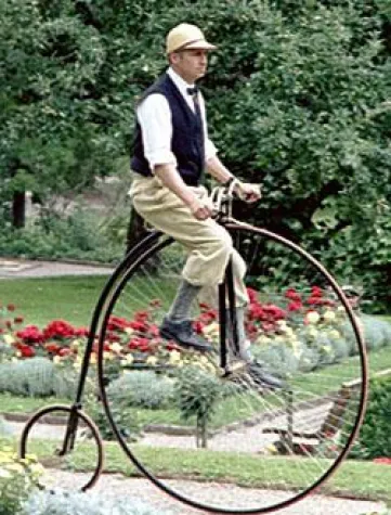 Bild: Mit Hut und Frack auf dem Vulkanradweg - Oldtimertag am 24. Mai 2009 in der Burgenstadt Schlitz