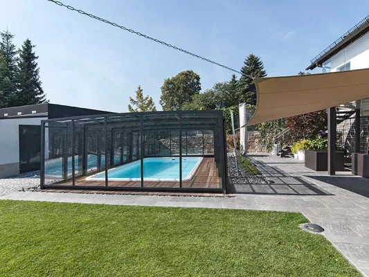 Bild: Neuheit 2017: Raumhohe Poolüberdachung für Badespaß bei Wohlfühltemperaturen von April bis Oktober