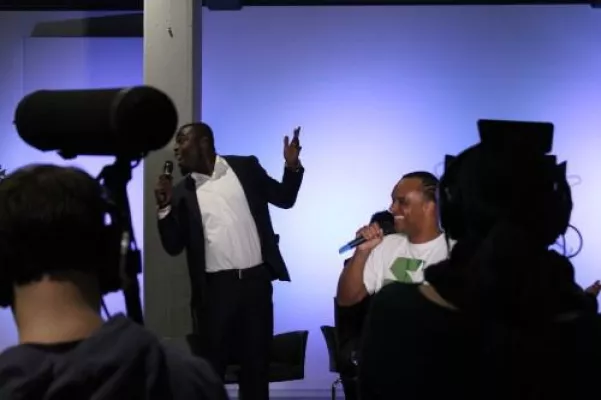 Bild: Asamoah und „2schneidig“ sorgen für musikalisches Highlight bei Antirassismusveranstaltung