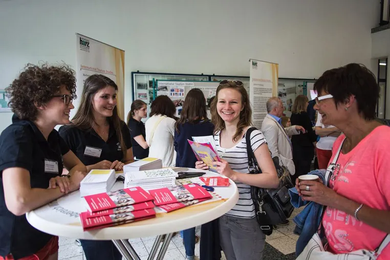 Bild: Tag der offenen Tür, Campusfest und Alumni-Treffen lockten viele Besucher an die Hochschule Harz