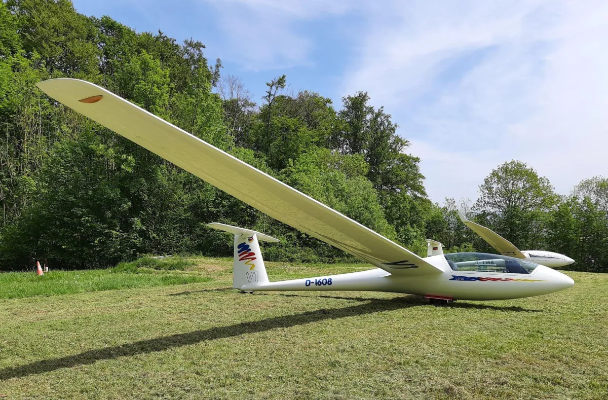 Die Segelflugzeuge sind startbereit und warten auf ihren Einsatz.