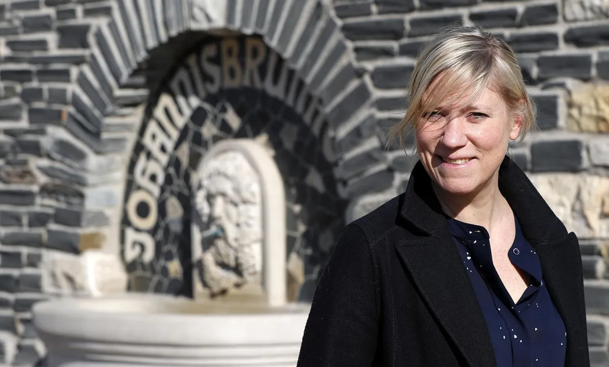 Désirée Schröder leitet den Verkauf im Weingut Dr. Loosen. © Holger Bernert