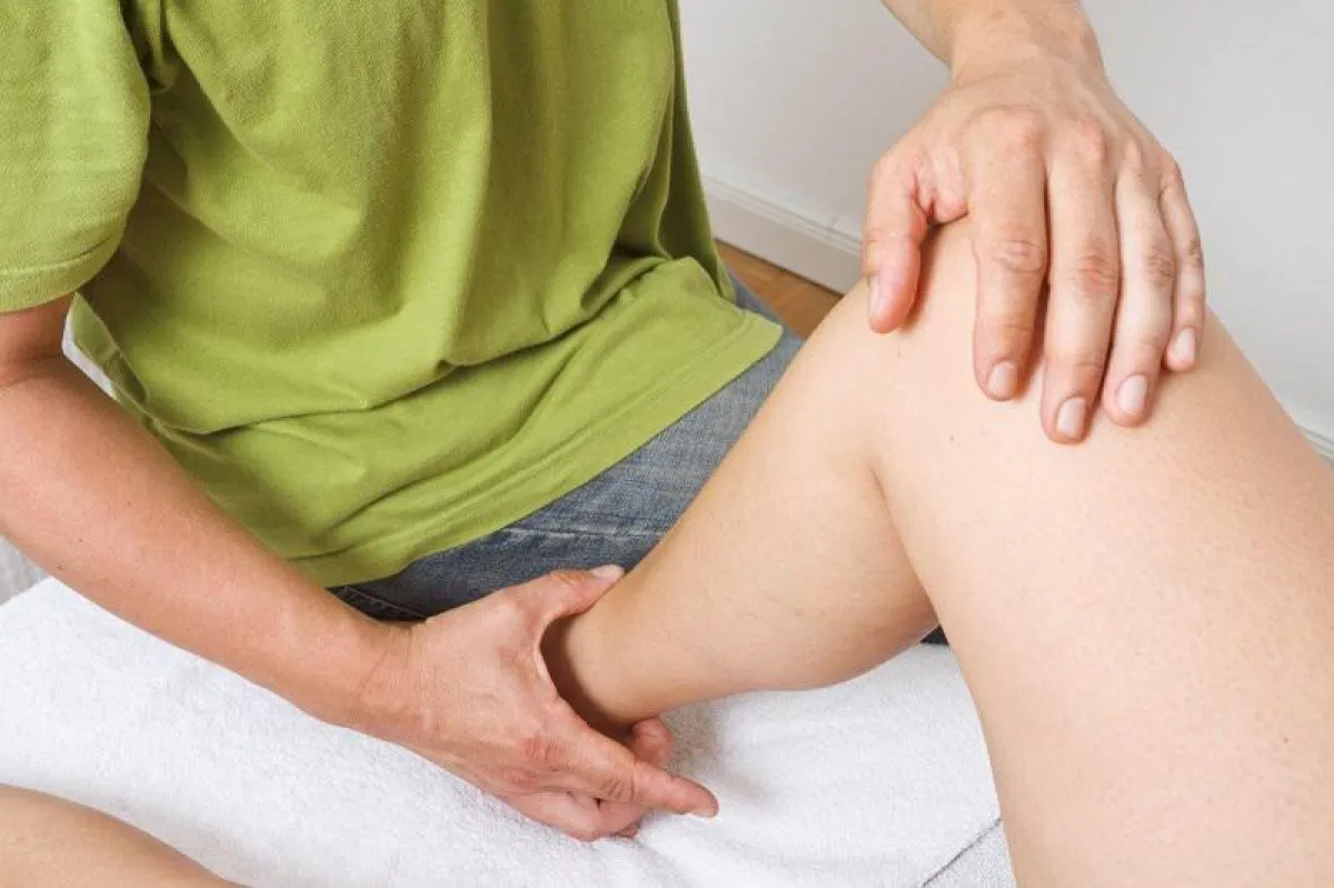 Mit sanften Griffen löst der BOWTECH-Anwender verklebte Faszien im Gewebe.