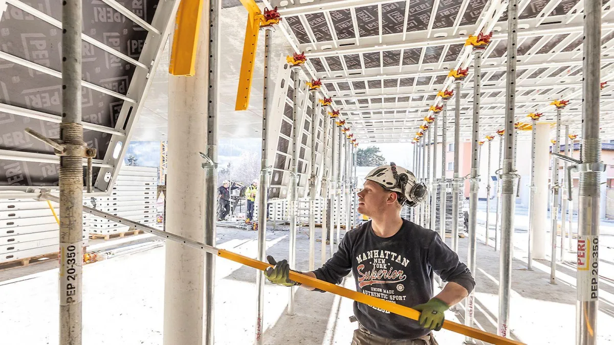 Mit der SKYMAX Großpaneel-Deckenschalung lassen sich Deckenhöhen bis 3,80 m sicher von unten schalen