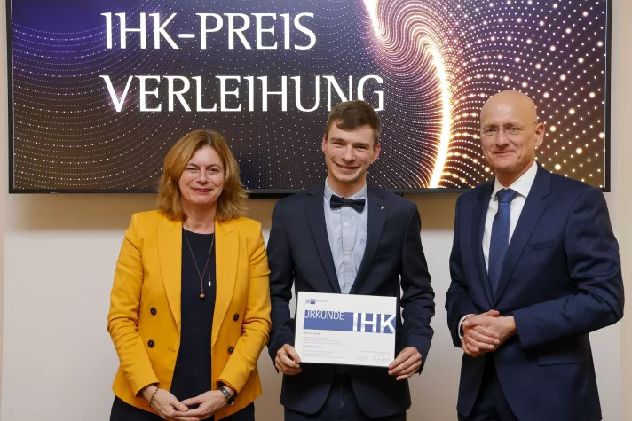 Bild: Jonas Deichelmann von der Hochschule Worms gewinnt den IHK-Preis 2024