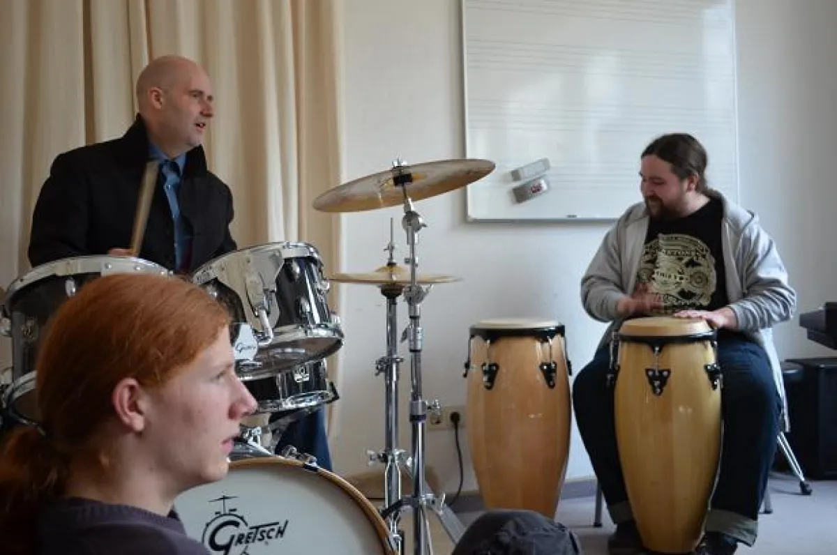 Die Schlagzeug-Dozenten Andreas Keller und Stephan Treutter beim Tag der offenen Tür der Jazzschool