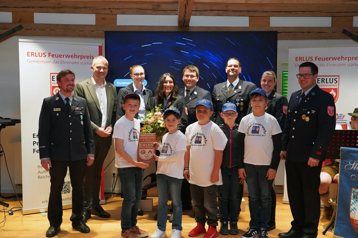 Auf Platz 1 kam die Kinderfeuerwehr Geiselhöring vertreten durch Ludwig Reitinger und Anita Rohn. (© ERLUS, Celina Beck.)