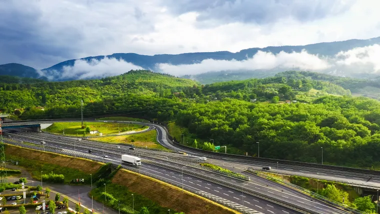 Perfekt geplant: Komplettladungen FTL für reibungslose Transporte nach Aserbaidschan Bild: Perfekt geplant: Komplettladungen FTL für reibungslose Transporte nach Aserbaidschan