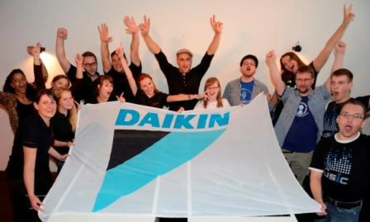 Die Gewinnerteams des Daikin Wettbewerbs Teamplay@work 2012 mit Max Mutzke