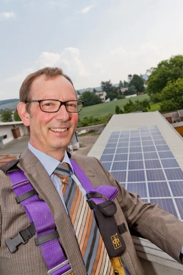 Jansen beweist Umweltbewusstsein und hat sein Lagerdach mit einer Photovoltaikanlage ausgestattet.