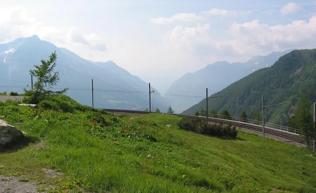Bild: Smallest Whisky Bar on earth auf dem Weg in die Tiefe