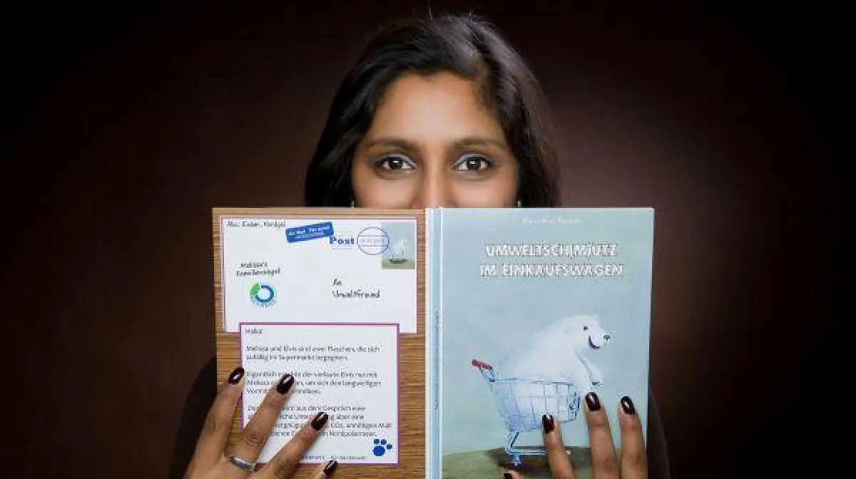 Autorin Kavitha Rasch liest die Geschichte von Melissa Mehrweg und Elvis Einweg.