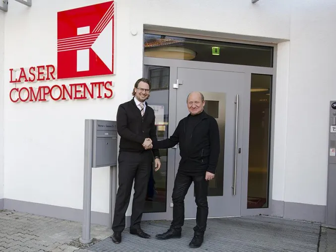 Bild: LASER COMPONENTS stellt Uwe Schallenbrg als neuen Produktionsleiter für Laseroptik vor