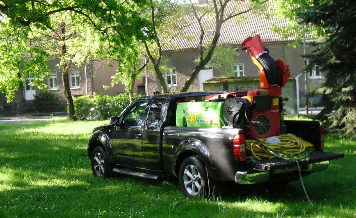 Mit der Hochleistungssprühkanone der berliner bär eG werden auch Baumkronen in 30m Höhe erreicht