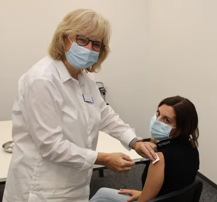 Bild: Autohaus Tabor impft Mitarbeiter und hilft mit beim Kampf gegen COVID-19!