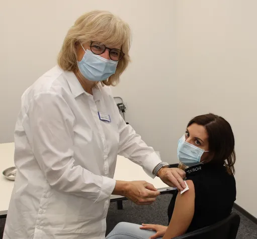 Bild: Autohaus Tabor impft Mitarbeiter und hilft mit beim Kampf gegen COVID-19!