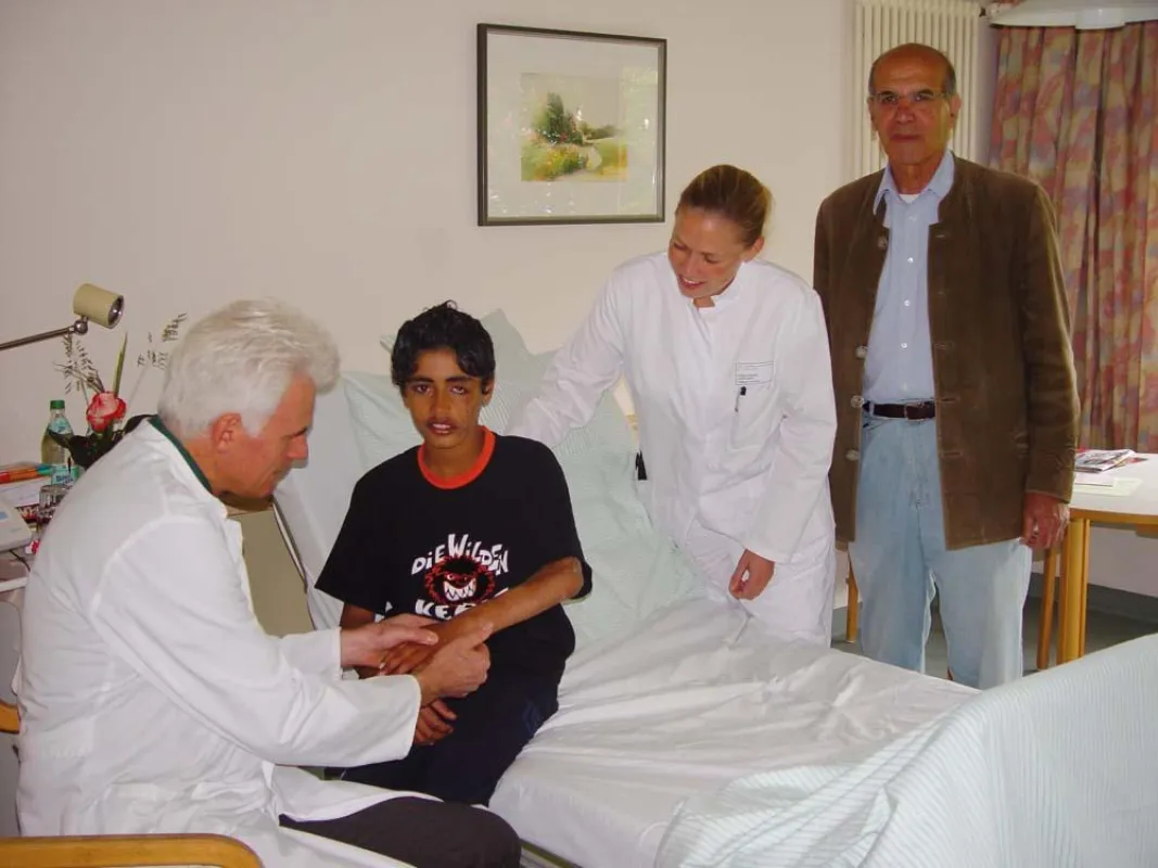 Mohammed mit Chefarzt Dr. Albert Peek (links), Assistenzärztin Dr. Annika Reinert und Betreuer Salah Al-Agha.