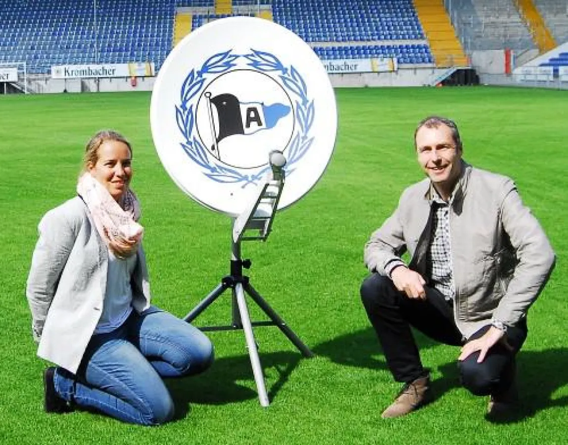 Foto: Miriem Hamdine, Leiterin Ticketing / Onlineshop Arminia Bielefeld und Christian Schmiedeskamp,