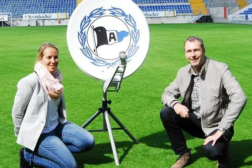 DSC Arminia Bielefeld bekennt Farbe: Wenn Farbbrillanz auf Fußball trifft Bild: DSC Arminia Bielefeld bekennt Farbe: Wenn Farbbrillanz auf Fußball trifft