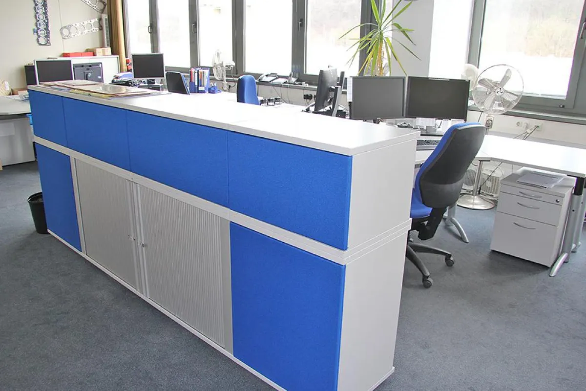 Gruppenarbeitsplatz mit schallabsorbierendem Trennschrank
