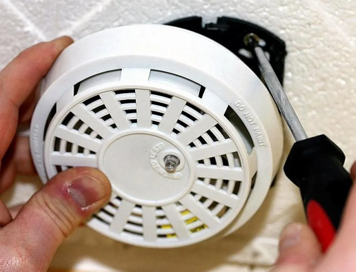 Die Installation eines Rauchmelders geht schnell und kann im Ernstfall Leben retten.