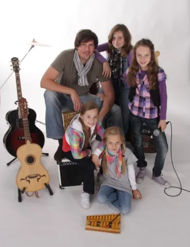 Bild: Showauftritte der UNICEF-Juniorbotschafter ?Marco & die Elfenbande auf der Fair Handeln Messe in Stuttgart.