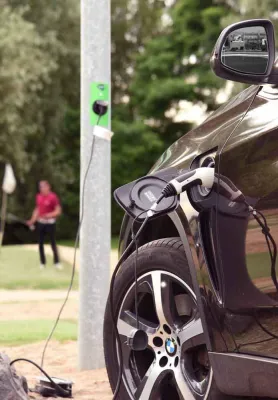 Bild: Hamburg wird e-mobil: Erste E-Ladestation für Autos an einem Lichtmast in der Golf Lounge