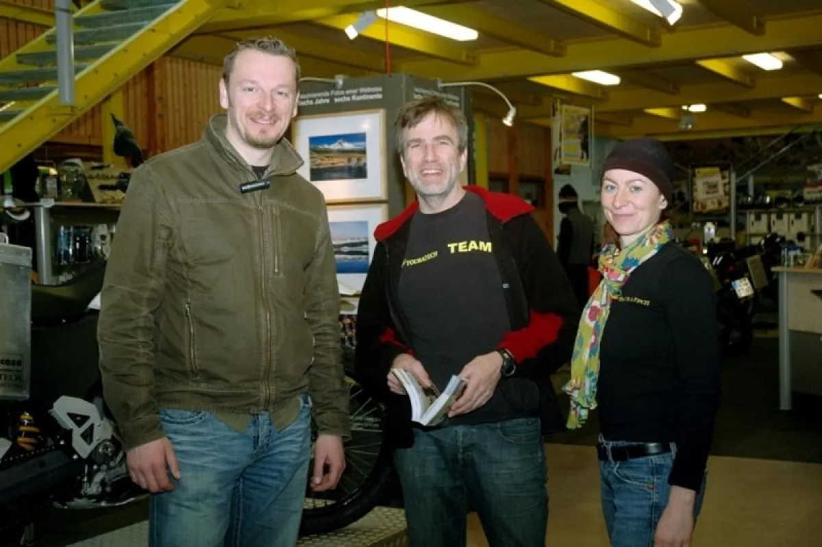 Chris Morgan (links), Leiter der gemeinnützigen Naturschutzorganisation Wildlife Media und Produzent des Dokumentarfilms BEARTREK, zusammen mit Herbert und Ramona Schwarz bei seinem Besuch in der Nied