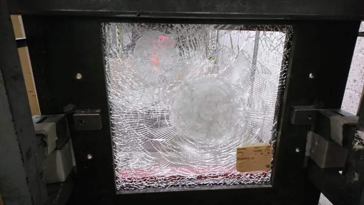 Testreihe mit dem Sicherheitsglas in den Laboren der Schott Technical Glass Solutions GmbH (© Fraunhofer INT)