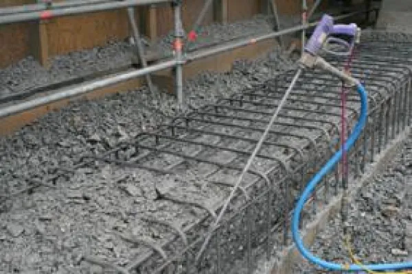 Bild: falch T25 bei Betoninstandsetzungsarbeiten an der Rohrbachbrücke in Wassen/Schweiz eingesetzt