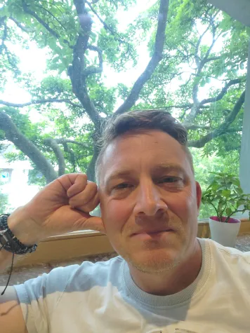 Bild: Jungautor Nikolaj Mosch offenbart seine Traumata - und präsentiert Lösungen für die globalen Krisen