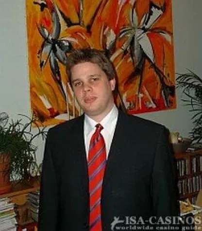 Bild: Das ISA CASINOS Team, wurde durch einen Pressesprecher verstärkt