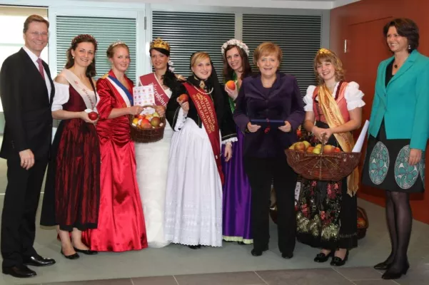 Bild: Deutsche Äpfel gehen in die Politik - Prall gefüllte Apfelkörbe für Bundeskanzlerin Merkel und ihr Kabinett