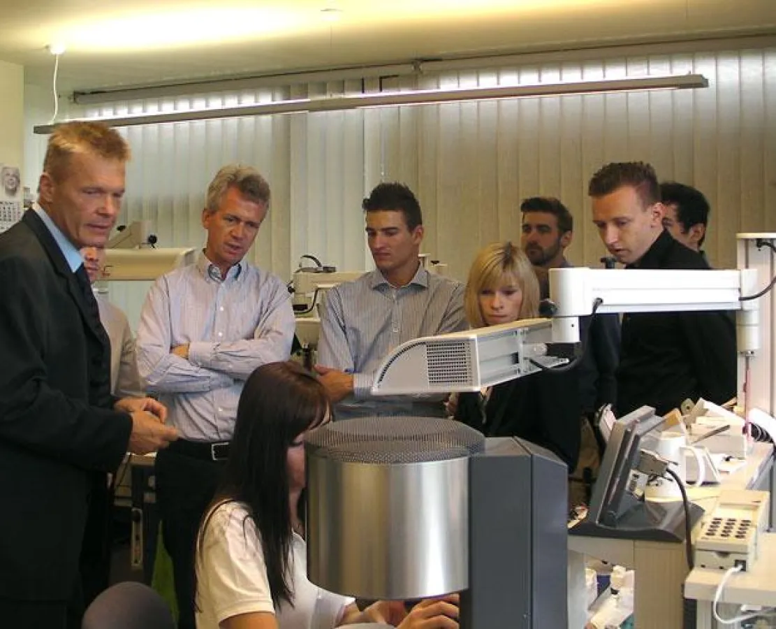 Studiengruppe der HTW Chur bei der Besichtigung der Zahnklinik in Budapest