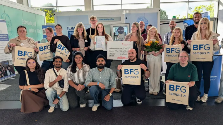 Bild: Pflegeklasse der Berufsfachschule Greifswald gewinnt den PflegeAzubi Award 2026