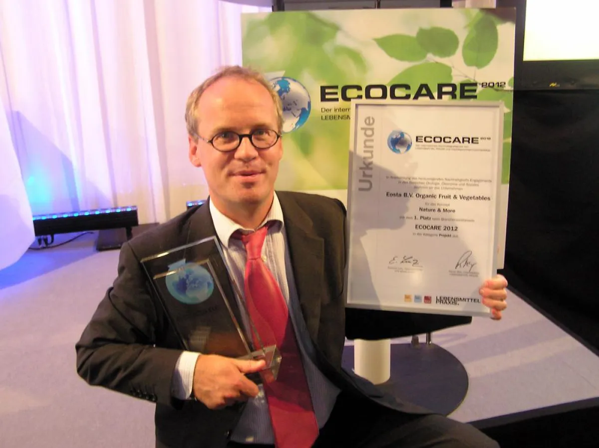 Michael Wilde, Marketing-Manager bei Eosta/Nature & More, nimmt Auszeichnung ECOCARE-Award entgegen