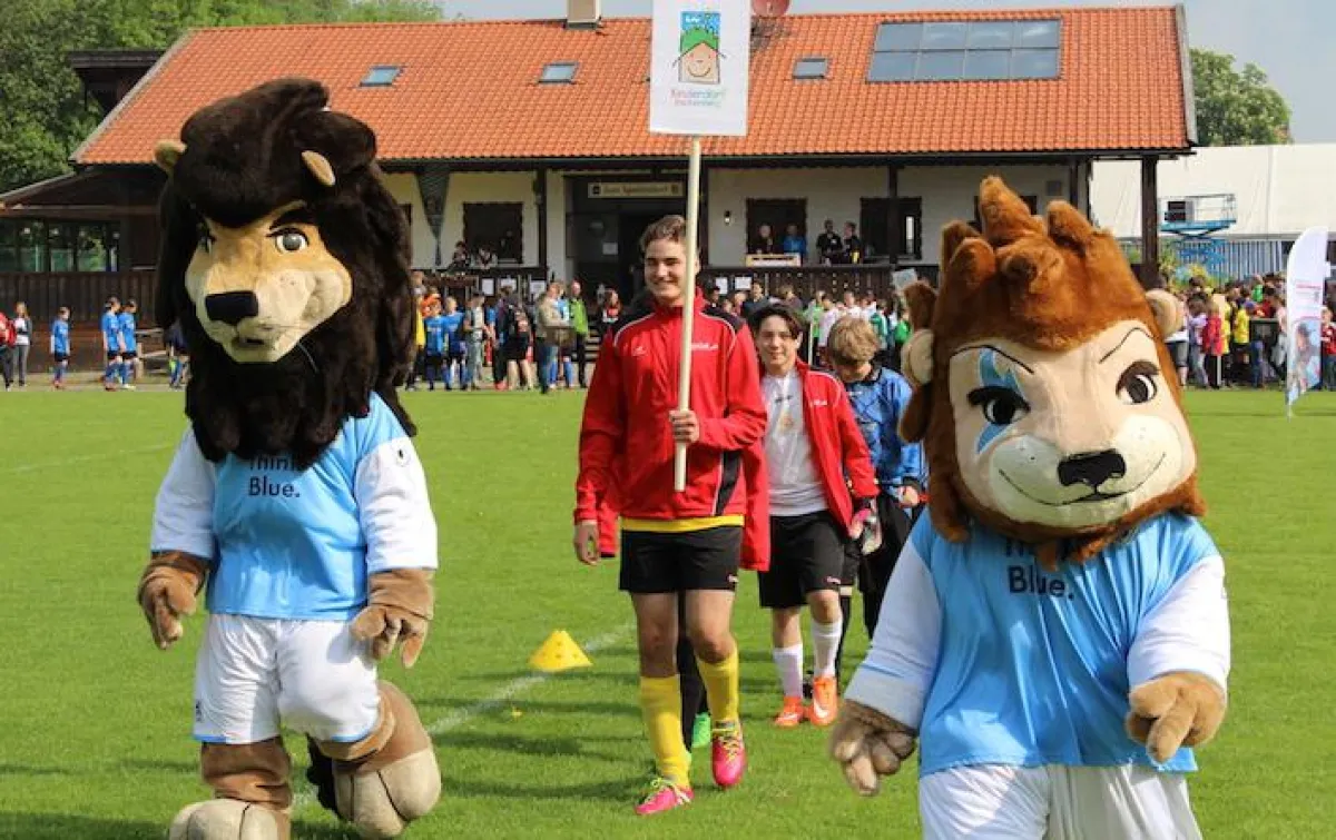Feierlicher Einmarsch der Kinderdörfer 2015 angeführt von der damaligen Heimmannschaft.