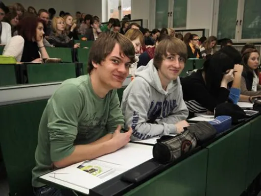 Schülerinnen und Schüler werden in den Osterferien im Fach Mathematik auf Abitur und Studium vorbereitet Bild: Schülerinnen und Schüler werden in den Osterferien im Fach Mathematik auf Abitur und Studium vorbereitet