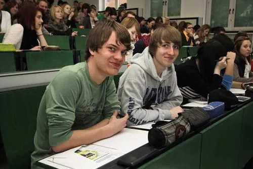 Bild: Schülerinnen und Schüler werden in den Osterferien im Fach Mathematik auf Abitur und Studium vorbereitet