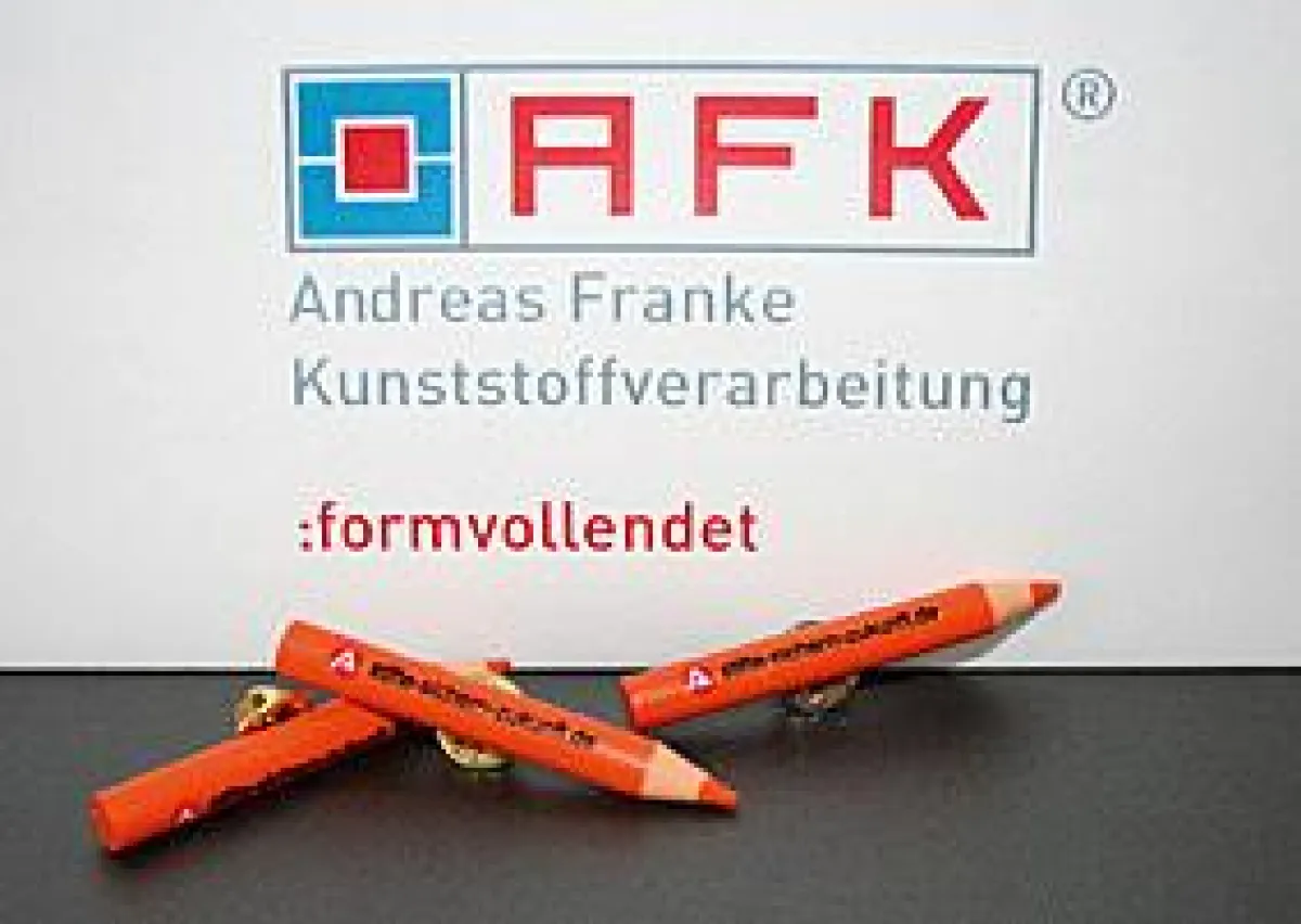 In Kooperation mit der Bundesagentur für Arbeit stellte AFK pfiffige Anstecker in Form von knallroten Kunststoff-Buntstiften her