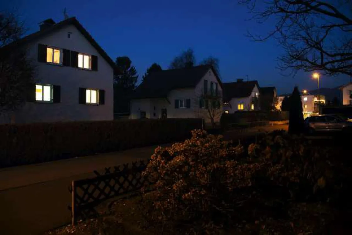 Beleuchtung mit LEDON Guard hilft, die Aufmerksamkeit nicht auf ein unbeleuchtetes Haus zu richten