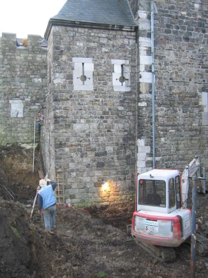 Der gefährdete Treppenanbau am mittelalterlichen Ponttor in Aachen wurde im Oktober 2005 vom Spezialtiefbau-Unternehmen ERKA Pfahl GmbH aus Baesweiler nachgegründet.