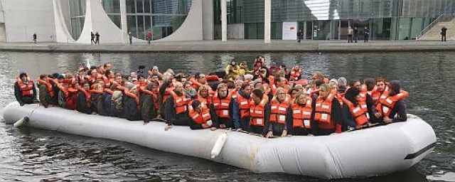 Bild: Sollen NGO mit Schleppern kooperieren (Umfrage)