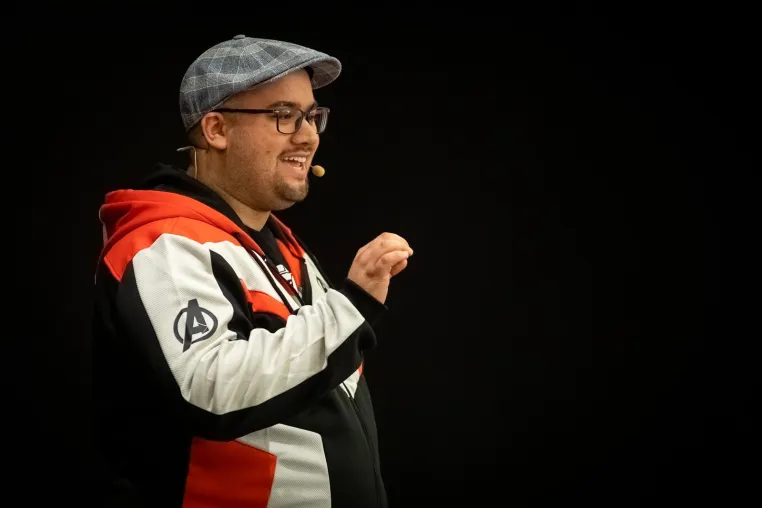 Bild: Echte Beziehungen statt Technik: Randy Morales überzeugt beim Speaker Slam