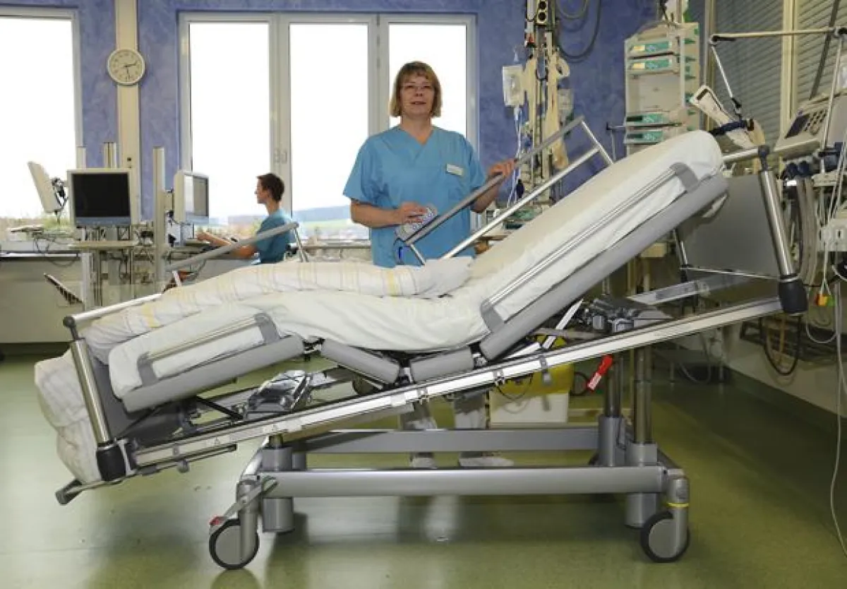 Martina Kirchberger demonstriert die Einstellmöglichkeiten der neuen Betten