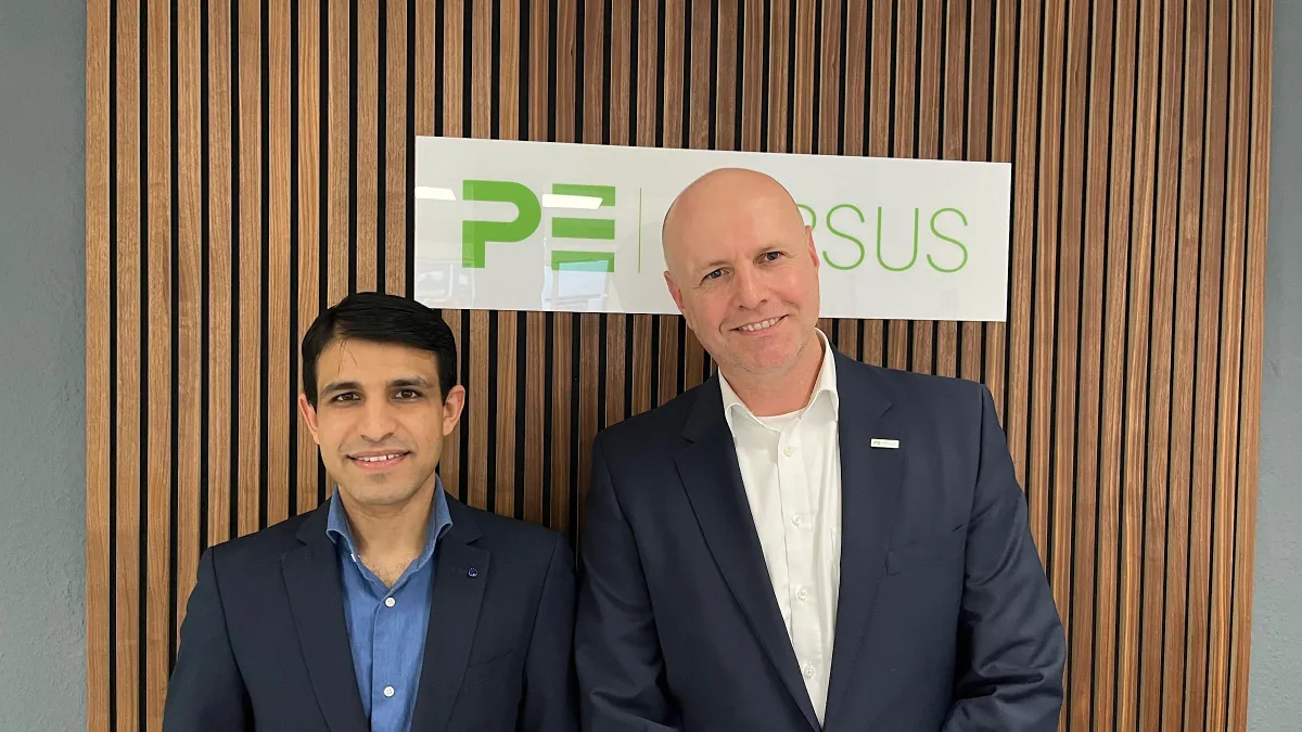 FDP-Bundestagskandidat Mirwais Wafa (li.) im Gespräch mit Persus-Geschäftsführer Andreas Nusko (© Persus Personal GmbH)