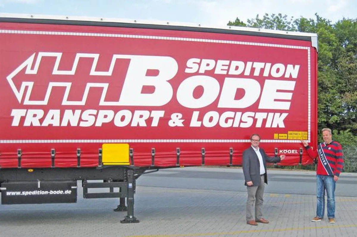 v.l.n.r.: Lars Kirchner, Kögel und Kai-Jörg Bode, Spedition Bode