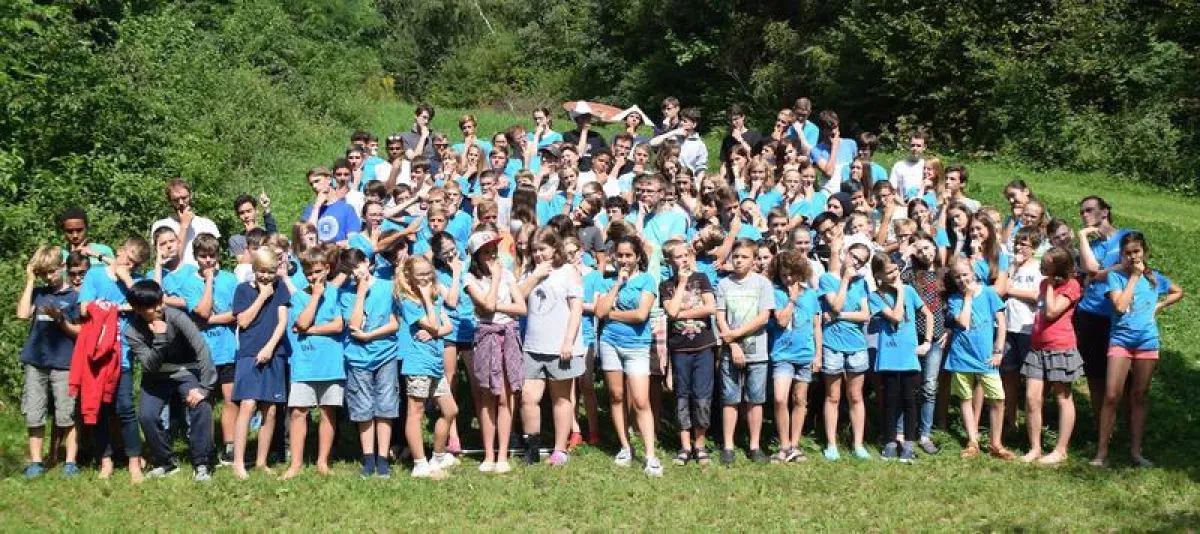 In dem Ernst der Mathematik angemessener Denker-Pose: die erstmals über 100 Teilnehmerinnen und Teilnehmer des den Matheschülerzirkel schließenden Mathecamps 2017. (© Universität Augsburg/Institut für