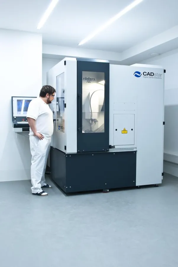 Restaurationen aus IPS e.max CAD werden bei CADstar mit Toleranzen unter 10 µ gefertigt
