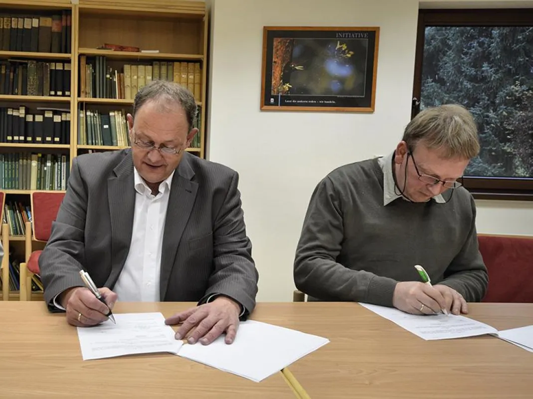 Christof Schwedes (l.), 7x7energie GmbH, und Peter Thorn (r.), Vertreter von Hessen-Forst